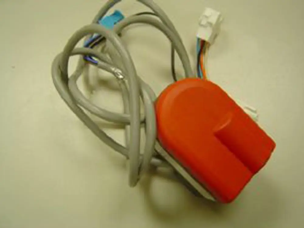 Motor Ac-Umschaltventil der Marke Remeha, mit einem rot eingefärbten Gehäuse und mehreren Kabelanschlüssen in grauer und bunter Ausführung.